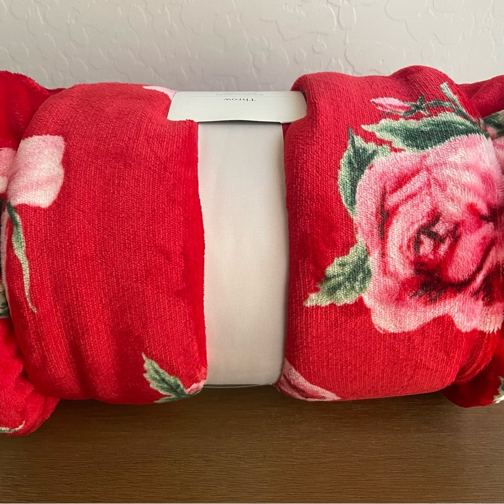 Rose Printed Plush Throw w/Faux Shearling Reverse & Ruffled Trim Red - Threshold - Picture 9 of 9